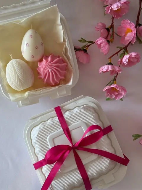 Yumurta və bezə şamları çəhrayı lentli qutuda