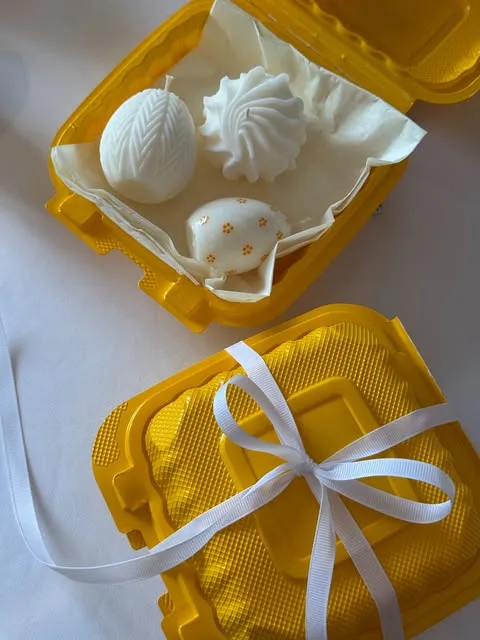 Sarı qutuda yumurta və bezə şamları